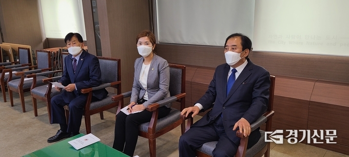 시상을 하기 위해 김수동 포천시 노인회장(왼쪽), 손세화 포천시의회 의장, 박윤국 포천시장이 착석했다. (사진=문석완 기자)