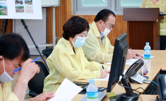 김보라 안성시장이 수해대책 비상회의를 주재하고 있는 모습 (사진=안성시 제공)