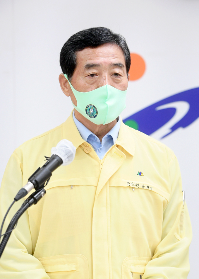 윤화섭 안산시장이 대학생 본인 부담 등록금 반값 지원에 대해 설명하고 있다. (사진=안산시 제공)