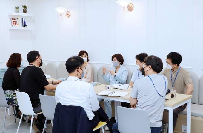 김보라 안성시장은 평소 직원들과의 소통을 중시하는 것으로 정평이 나 있다. 사진은 신규임용 공직자들과 가진 독서 세미나 모습. (사진=안성시 제공)