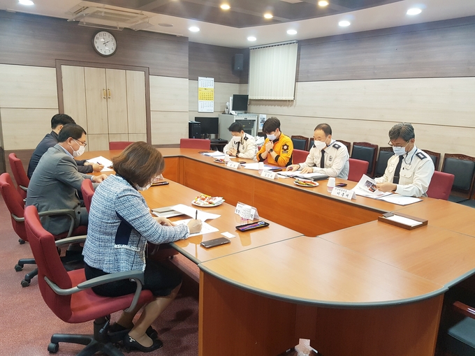 안산소방서는 28일 소방서 2층 소회의실에서 안산시청 관계부서와 함께 폐차장 및 재활용시설 화재 예방 대책회의를 했다. (사진=안산소방서 제공)