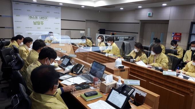 남양주시는 지난 28일 사회적 거리두기 1단계 전환에 따라 코로나19 확산방지 대응을 위해 관련부서를 대상으로 회의를 개최했다. (사진=남양주시 제공)
