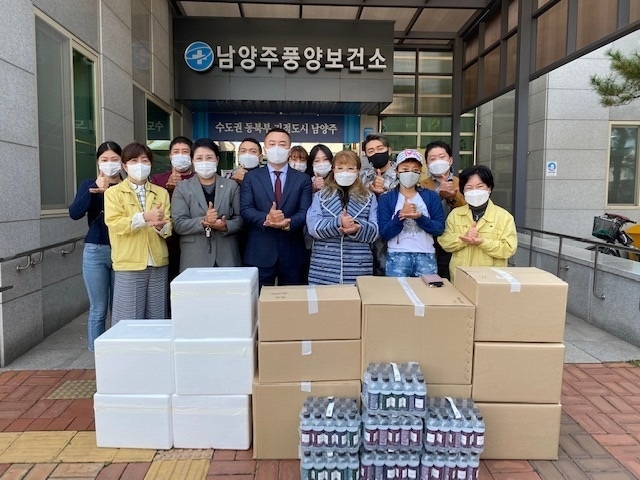 장미화의 아름다운 손길과 골프아카데미가 코로나19 감염방지의 최전선에서 노력하는 남양주시 풍양보건소를 응원하기 위해 28일 ‘사랑의 도시락’을 전달했다. (사진=남양주시 제공)