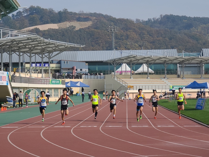 28일 충북 보은군 보은공설운동장에서 열린 제1회 전국 초·중·고등학교 학년별육상경기대회 이틀째 남자중학 3학년부 100m 결승에서 이지훈(화성 석우중·왼쪽 두번째)이 가장 먼저 결승선을 통과하고 있다. (사진=경기도육상연맹 제공)