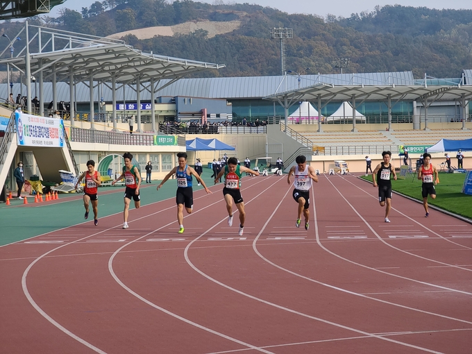 28일 충북 보은군 보은공설운동장에서 열린 제1회 전국 초·중·고등학교 학년별육상경기대회 이틀째 남자고등 2학년부 100m 결승에서 손지원(경기체고·왼쪽 네번째)이 1위로 골인하고 있다. (사진=경기도육상연맹 제공)