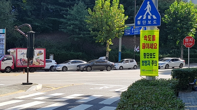군포경찰서가 야광페넌트 부착 및 마을버스 안내방송 송출로 보행사고 예방을 도모하고 있다.