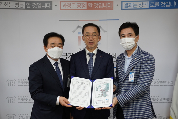 서철모 화성시장(오른쪽)이 지난 28일 정부서울청사 균형발전위원회를 방문, 수도권내륙선의 제4차 국가 철도망 구축계획 촉구 공동건의문을 전달했다. (사진=화성시 제공)