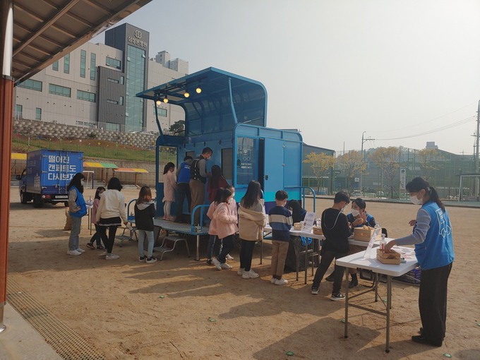 오산삼미초등학교에서 올바른 쓰레기 배출과 자원 재활용을 위한 ‘에코트럭’ 프로그램을 운영했다. (사진=오산시 제공)