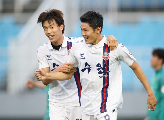 프로축구 K리그2에서 자력 우승이 어려워진 수원FC가 31일 경남FC를 홈으로 불러들여 하나원큐 K리그2 2020 26라운드를 치른다. 사진은 수원FC 공격의 핵인 안병준(오른쪽)과 마사의 모습. (사진=한국프로축구연맹 제공)