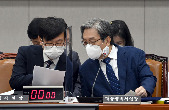 노영민 대통령 비서실장(오른쪽)과 김상조 청와대 정책실장이 29일 국회 운영위원회에서 열린 대통령비서실ㆍ국가안보실ㆍ대통령경호처에 대한 국정감사에 출석, 의견을 나누고 있다. (사진=연합뉴스) 