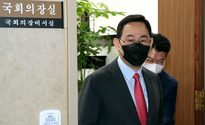주호영 국민의힘 원내대표가 28일 문재인 대통령과의 국회 내 간담회에서 몸수색을 받게되자 발길을 돌렸다. (사진=연합뉴스) 