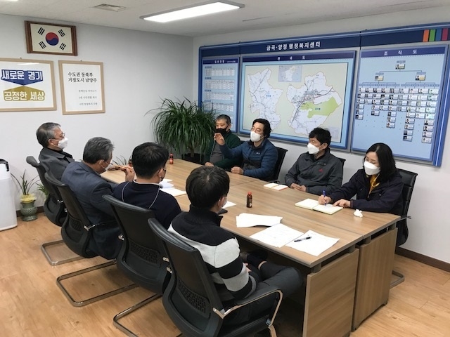 남양주시 금곡홍유릉상점가상인회, 금곡동 상점가 총상인회, 주막거리상인회 관계자들이 쓰레기 감축, 재활용품 수거회의를 개최했다. (사진=남양주시 제공)