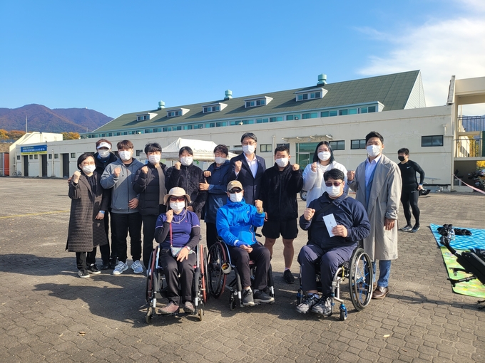오완석 경기도장애인체육회 사무처장(뒷줄 오른쪽 네번째)이 29일 하남시 미사리 조정경기장을 방문, 2020 전국장애인조정선수권대회에 출전한 경기도선수단을 격려한 뒤 기념촬영을 하고 있다. (사진=경기도장애인체육회 제공)