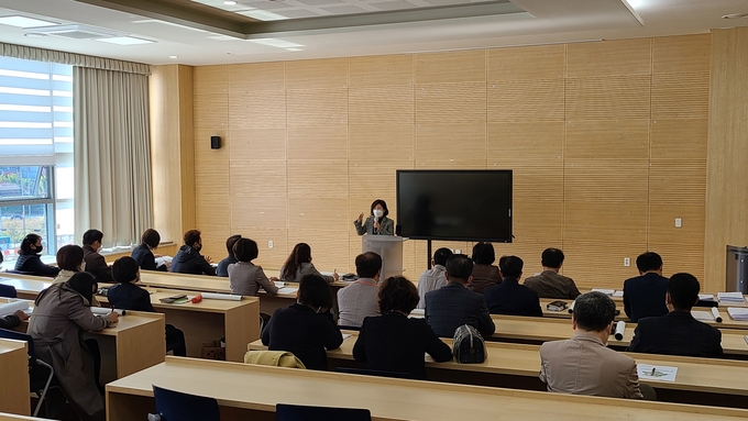 남양주시 자치행정과 이유미 과장이 시의 쓰레기 감축 정책을 소개하고 있다. (사진=남양주시 제공)