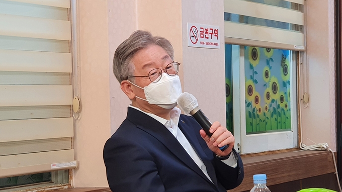 이재명 경기지사는 30일 경기도북부청 출입 기자들과 감담회에서 분양가 상한제에 대한 자신의 생각을 밝히고 있다. (사진=고태현 기자)