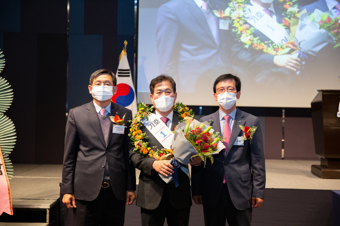 이성수 신임 회장이 30일 경기 수원시 라마다프라자 수원호텔에서 열린 '2020회계년도 제1회 임시총회'에서 선출된 후 기념 촬영을 하고 있다. (사진=대한전문건설협회 경기도회)