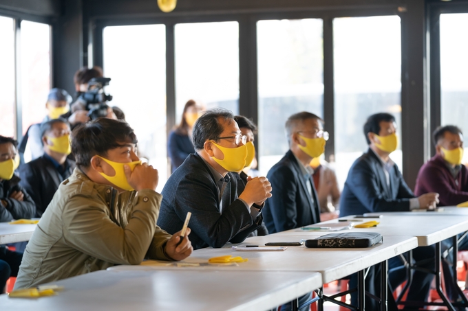규제의 경과와 안건을 경청하고 있는 조광한 남양주시장. 조 시장은 "주민들의 아픔과 눈물이 가감없이 전달될 수 있도록 시 차원의 지원을 아끼지 않을 것이며, 주민들에게 씌워진 멍에를 벗겨드리기 위해 최선의 노력을 다하겠다”고 밝혔다.(사진=남양주시 제공)