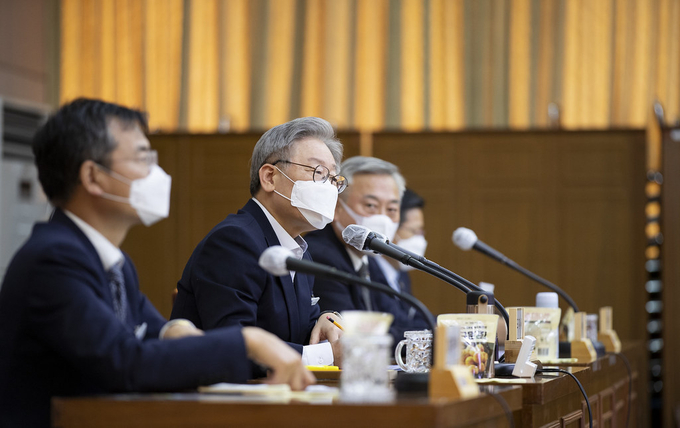 29일 오후 경기도청 신관 4층 제1회의실에서 이재명 경기도지사와 이재강 경기도 평화부지사, 경기도 실·국장, 경기도 공공기관장 및 사업소장 등이 참석한 가운데 2020년 10월 확대간부회의가 열렸다. (사진= 경기도)