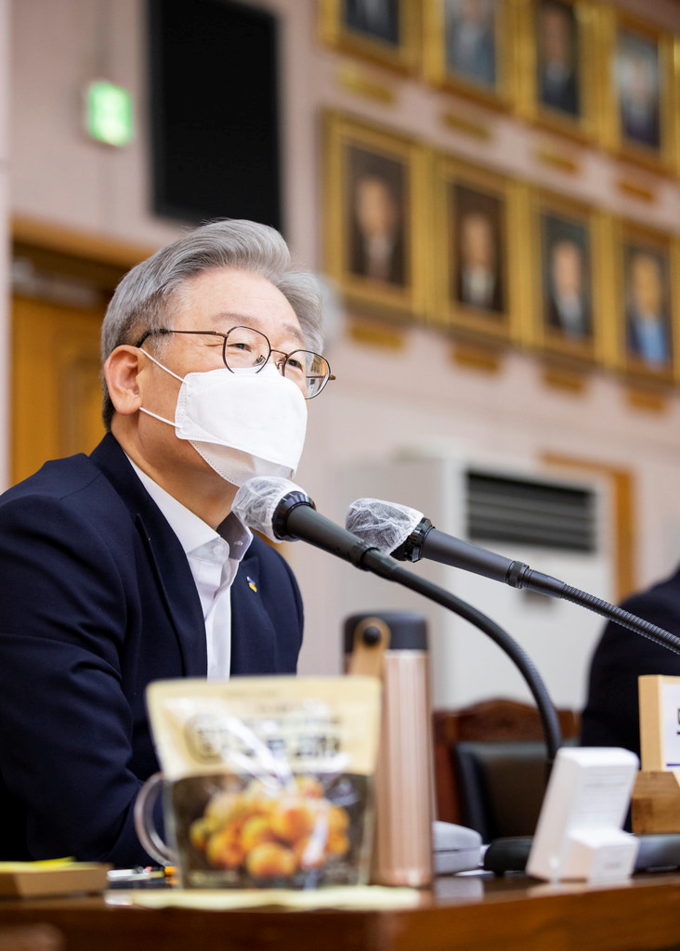 29일 오후 경기도청 신관 4층 제1회의실에서 이재명 경기도지사와 이재강 경기도 평화부지사, 경기도 실·국장, 경기도 공공기관장 및 사업소장 등이 참석한 가운데 2020년 10월 확대간부회의가 열렸다. (사진= 경기도)