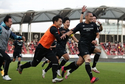 31일 성남 탄천종합운동장에서 열린 하나원큐 K리그1 2020 27라운드 부산 아이파크와 성남FC의 시즌 마지막 경기에서 1-1로 맞선 후반 32분 성남 마상훈이 결승골을 터뜨린 뒤 환호하고 있다. (사진=한국프로축구연맹 제공)