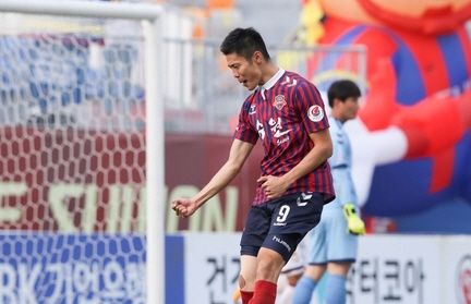 31일 수원종합운동장에서 열린 하나원큐 K리그2 2020 26라운드 경남FC와 수원FC의 경기에서 수원FC 안병준이 멀티골을 기록한 뒤 세리머니를 하고 있다. (사진=한국프로축구연맹 제공)