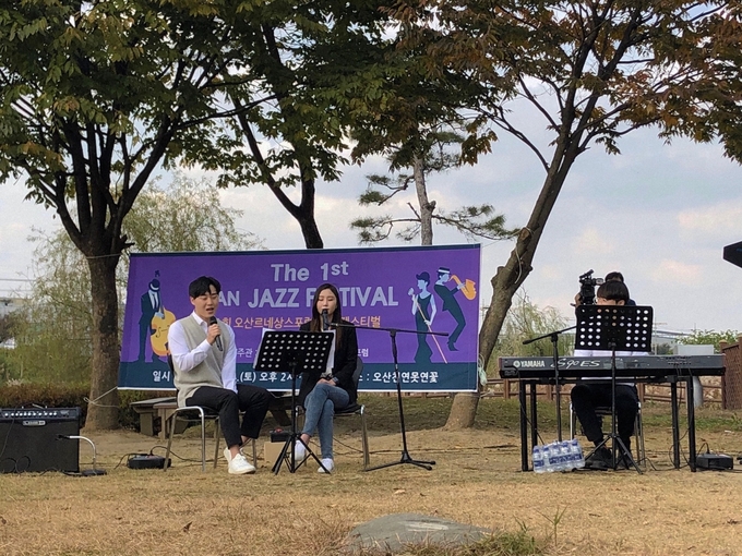 오산르네상스 포럼이 오산 천 연꽃연못에서 관내 시민들을 비롯해 청소년 참여하는 ‘제1회 재즈 페스티벌’을 개최했다.(사진=오산르네상스 포럼 제공)