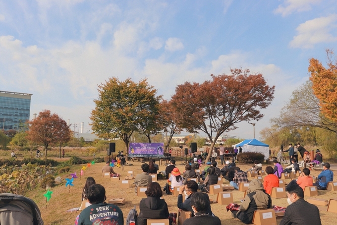 오산시민들이 가을막바지 오산 천에서 재즈음악을 실제 공연을 감상하고 있다.(사진=오산르네상스 포럼 제공)