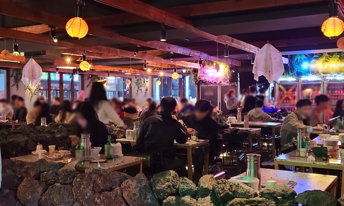 10월 31일 자정, 안산시 중앙동에는 핼러윈 데이를 즐기려는 이들의 발걸음이 끊이질 않아, 빈자리를 찾기 어려웠다. (사진=신연경 기자)