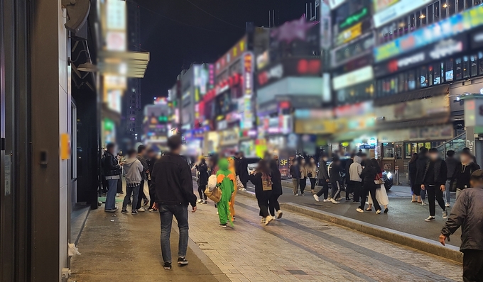 정부가 코로나19 감염확산을 막기 위해 핼러윈에 밀집 장소 방문 자제를 권고했지만 거리에는 사람들이 북적였다. 사진은 10월 31일 오후 11시가 넘은 시간의 모습. (사진=신연경 기자)