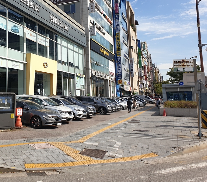 망포역 공공공지에 주차한 차량들. (사진=수원시 제공)