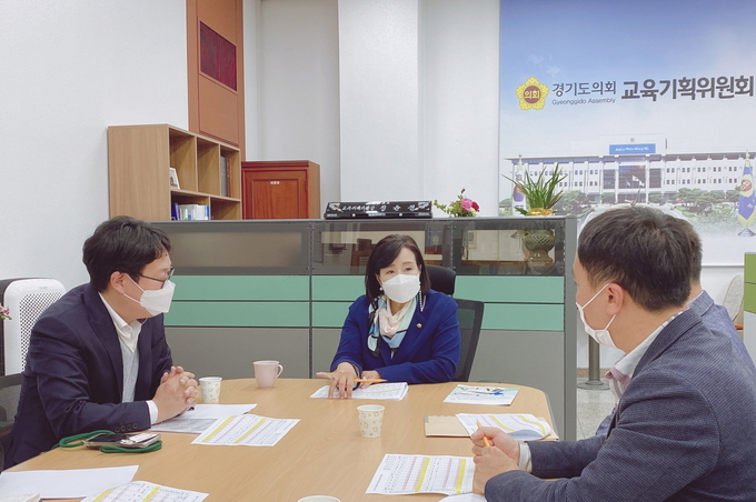 정윤경 의원(가운데)이 경기도교육청공무원노동조합과 정담을 나누고 있다. (사진 = 경기도의회 제공)