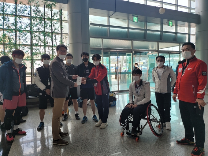 경기도장애인체육회 오완석 사무처장(왼쪽 세번째)이 지난 달 30일 충북 보은국민체육센터를 방문, 2021년 장애인배드민턴 국가대표선발전에 참가한 경기도 선수단을 격려하고 있다. (사진ㄴ=경기도장애인체육회 제공)