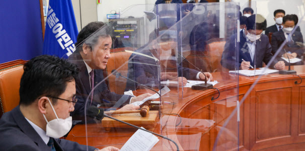 더불어민주당 이낙연 대표가 2일 오전 서울 여의도 국회에서 열린 최고위원회의에서 발언하고 있다. (사진=연합뉴스) 