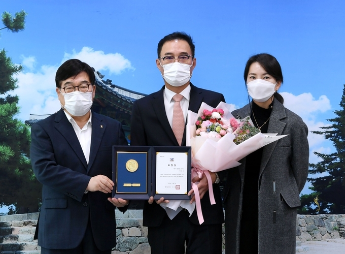 광주시가 경기도형 정책마켓 우수기관으로 선정돼 신동헌 시장 등 관계자들이 상패를 받고 있다. (사진=광주시 제공)