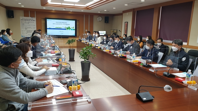 경기도농업기술원과 경기도지속가능발전협의회는 ‘농산물 생산지도 구축 세미나’를 2일 농업기술원 상황실에서 개최했다. (사진=경기도농업기술원)