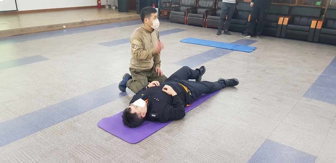 구리소방서가 2020년 하반기 구급대원 폭행사고 예방을 위한 폭행피해 예방 교육 및 친절교육을 실시하고 있다. (사진=구리소방서 제공)