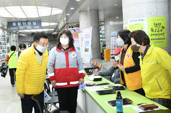 안승남 구리시장 등 공직자들이 코로나19 극복 헌혈 봉사에 적극 동참하고 있다. (사진=구리시 제공)