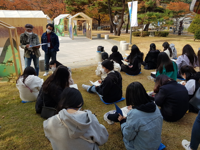 학생주도마을프로젝트(양주컬러링) 드로잉 투어를 진행하는 모습. (사진=양주교육청 제공)