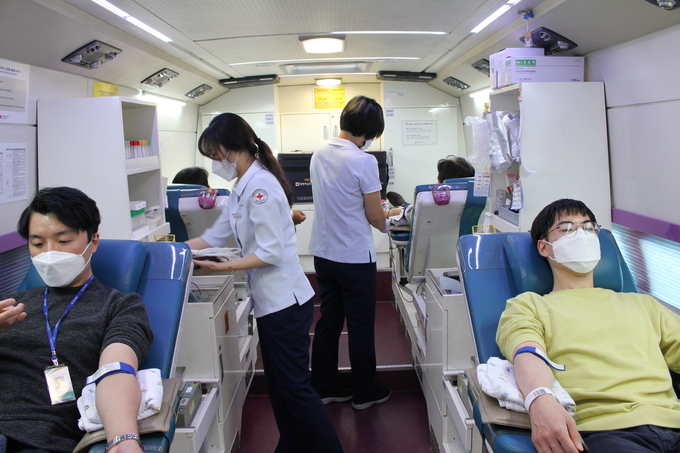 구리농수산물도매시장은 구리시 ‘2020년 공공기관과 함께하는 헌혈 행사’를 지난달 29일 도매시장 내 상장지도운영센터 앞 헌혈 버스에서 실시하여 57명이 헌혈차량에 올라 41명이 헌혈했다. (사진=구리농수산물도매공사 제공)