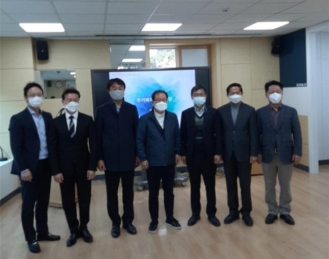 (왼쪽부터) 국토교통부 김승범 공공택지기획과장, 김종천 과천시장, 김상호 하남시장, 조광한 남양주시장, 국토교통부 주거복지정책관 김정희, 이재준 고양시장, 장덕천 부천시장. (사진=남양주시 제공)