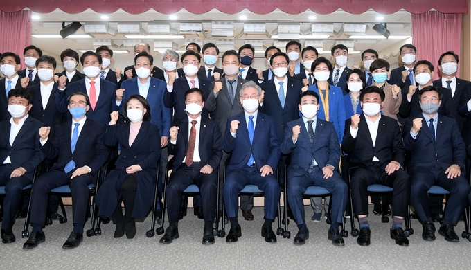  이재명 경기지사와 경기지역 국회의원들이 2일 서울 여의도 이룸센터에서 열린 경기도 국회의원 초청 예산정책협의회에서 기념촬영을 하고 있다. (사진=연합뉴스 제공)