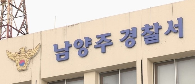 2일 정오쯤 남양주시 퇴계원면의 한 도로에서 중앙선을 넘은 1t 트럭이 마주 오는 광역버스와 정면충돌하는 사고가 발생했다. (사진-연합뉴스 제공)