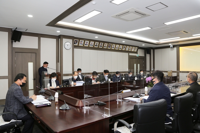 남양주시의회 자치행정위원회는 2일 오전 시의회 소회의실에서 결식아동 급식업체관계자들과 간담회를 가졌다. (사진=남양주시의회 제공)
