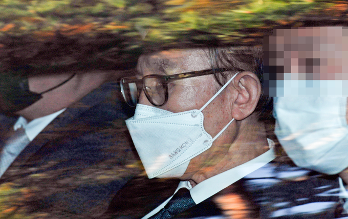  횡령 및 뇌물수수 혐의로 징역 17년형을 확정받은 이명박 전 대통령이 2일 서울 강남구 논현동 자택에서 서울중앙지검에 출석하기 위해 이동 하고 있다. (사진=연합뉴스 제공)