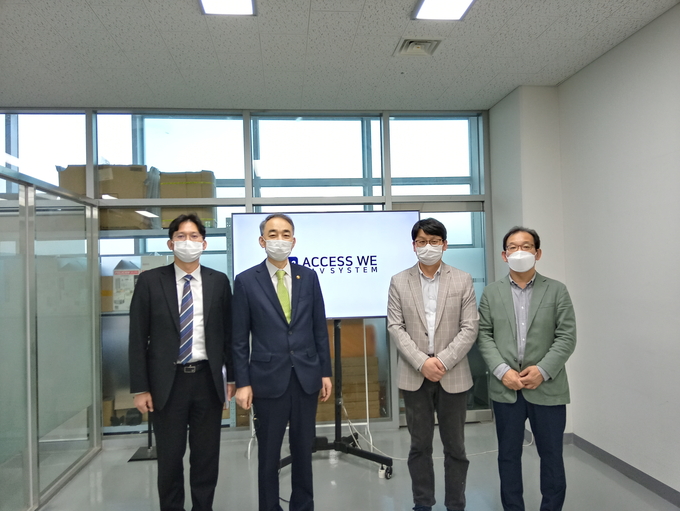 지난 2일 왕정홍 방위사업청장(왼쪽 두 번째)이 (주)억세스위 임직원들과 기념촬영을 하고 있다. (사진=방위사업청 제공)