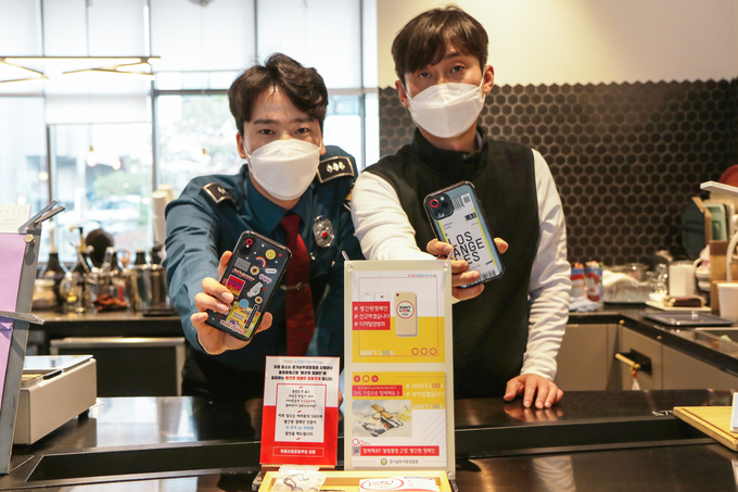 참여업소 업주와 경찰관의 빨간원 캠페인 참여를 인증하고 있다. (사진=성남수정경찰서 제공)