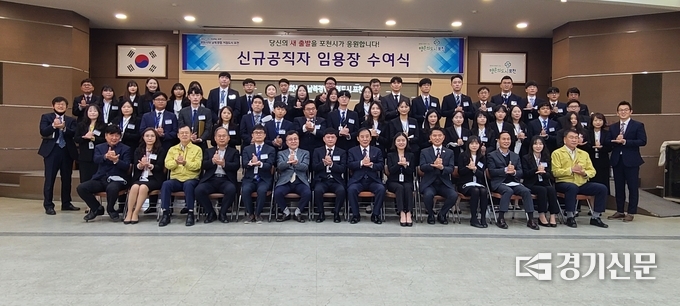 포천시청 대회의실에서 열린 신규공직자 임용식에서 임용장을 받은 신규 공무원들이 박윤국 시장과 함께 기념촬영하고 있다. (사진=문석완 기자)