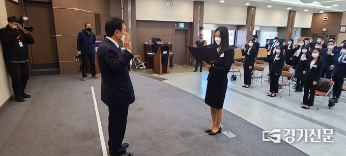 46명의 신규 공직자 대표로 김미영씨가 박윤국 포천시장 앞에서 공무원 선서를 하고 있다. (사진=문석완 기자)