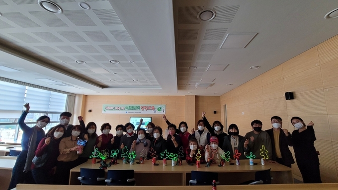 한국자유총연맹은 지난 2일 정약용도서관에서 단체 회원 25명이 참여한 가운데 생활쓰레기 감축을 위한‘에코리더 양성교육’을 실시했다.(사진=남양주시 제공)