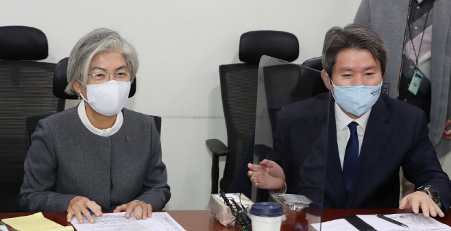 강경화 외교부 장관과 이인영 통일부 장관이 3일 오전 국회 의원회관에서 열린 더불어민주당 외교통일위원회 당정협의에 참석해 발언을 하고 있다. (사진= 연합뉴스) 